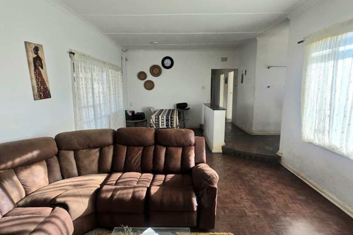 Family home with pool and flatlet - Photo 4