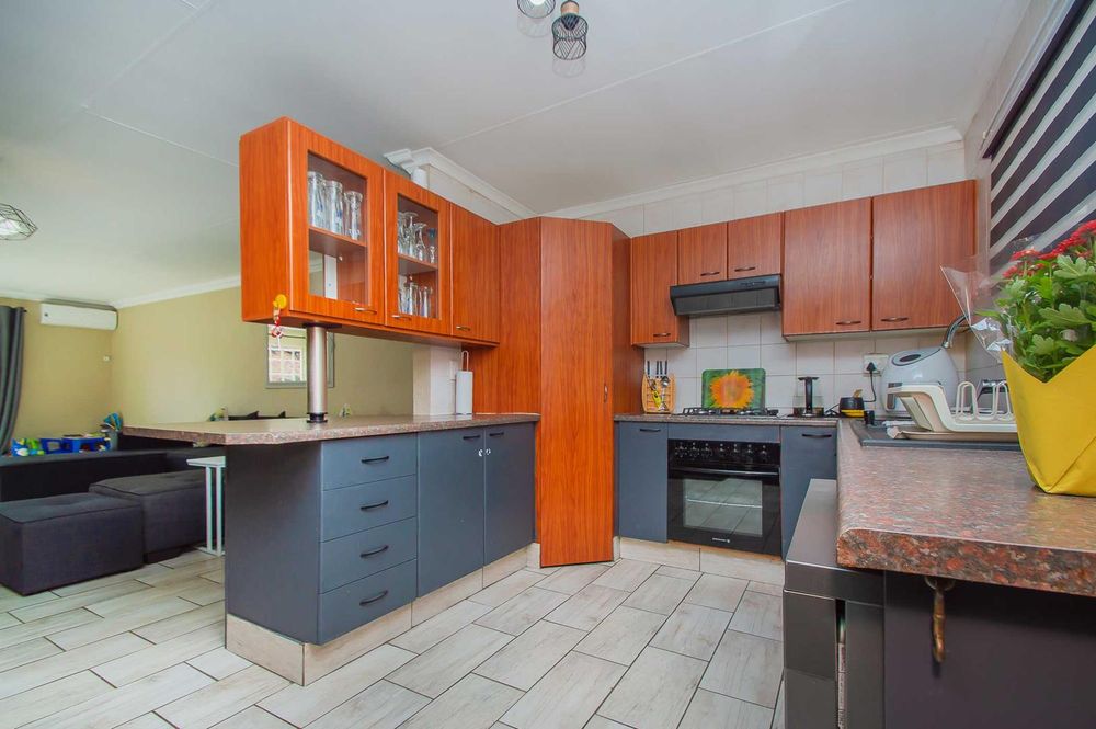 Overview of semi-open plan kitchen