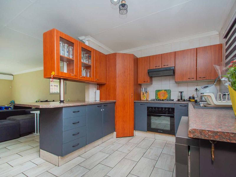 Modern Open Plan and Additional Work-From-Home. - Photo 5