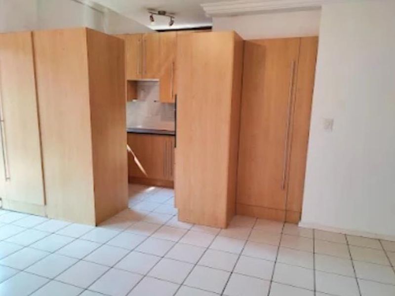 Duplex 1 bedroom loft apartment on top floor - Photo 4