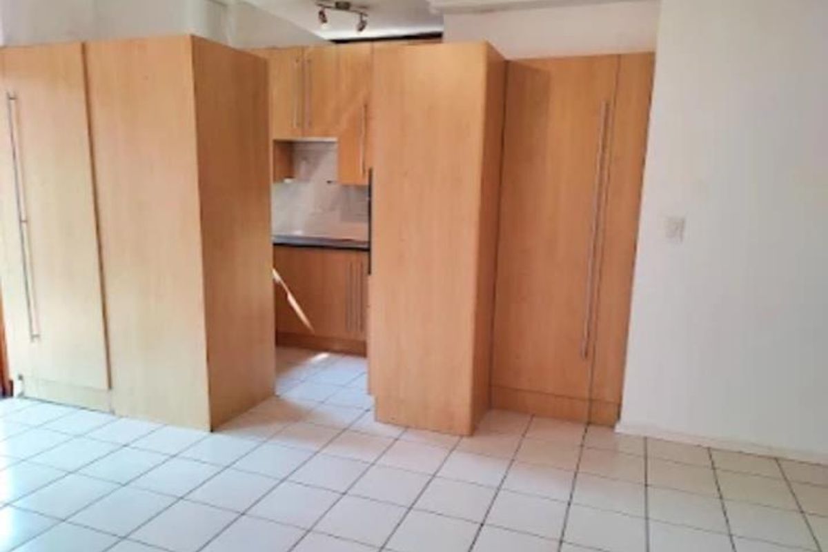 Duplex 1 bedroom loft apartment on top floor - Photo 4