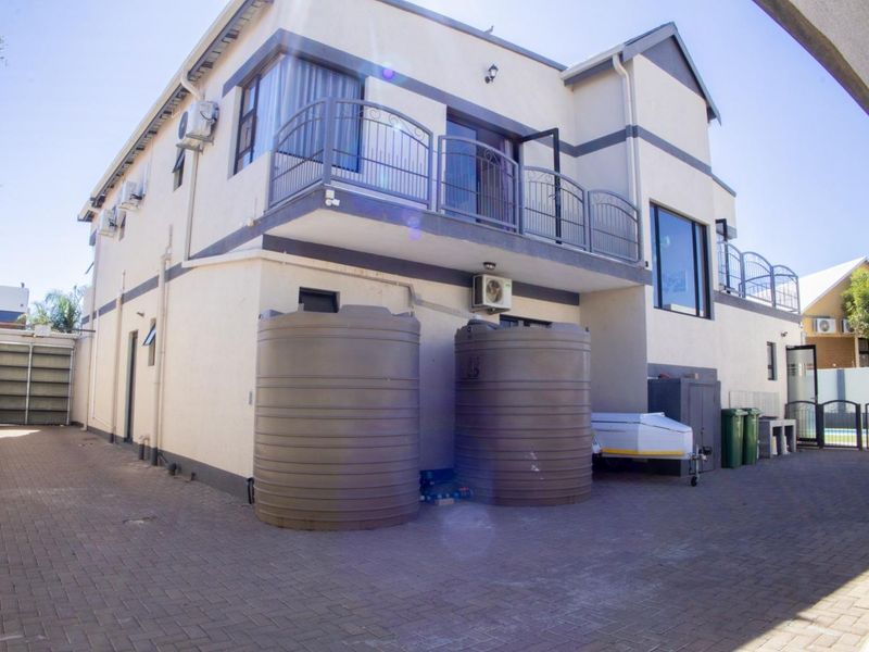 Luxurious and spacious 5 Bedroom Home with Flatlet - Kleine Kuppe - Photo 10