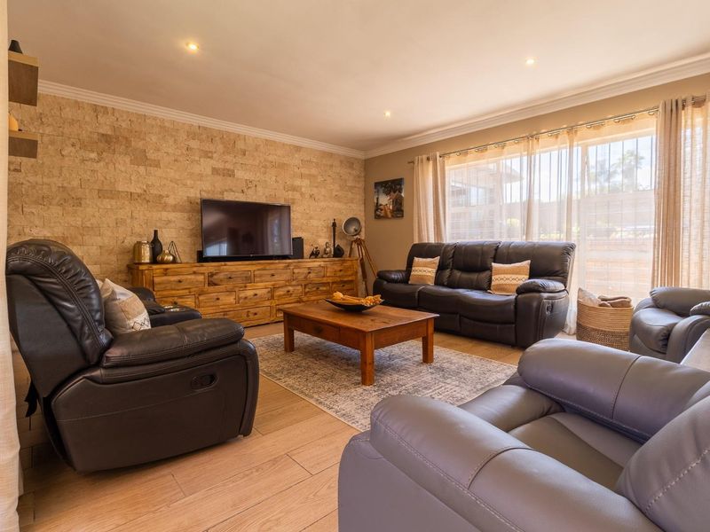 Immaculate four bedroom home with all the bells and whistles - Rooihuiskraal - Photo 2