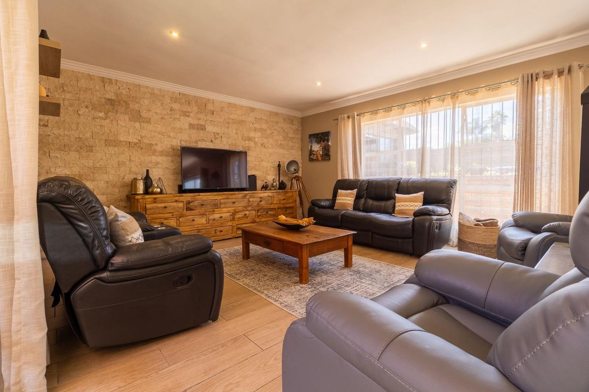 Immaculate four bedroom home with all the bells and whistles - Rooihuiskraal - Photo 2