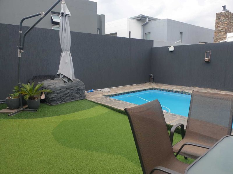 Beautiful 4 Bedroom home with pool Up for grabs - Photo 8