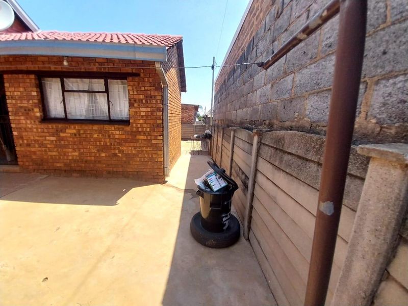 4 Bedroom House Ready To Welcome You In Maokeng Tembisa Ext 1 - Photo 4