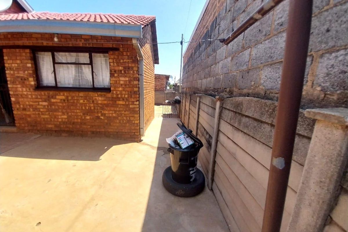 4 Bedroom House Ready To Welcome You In Maokeng Tembisa Ext 1 - Photo 4