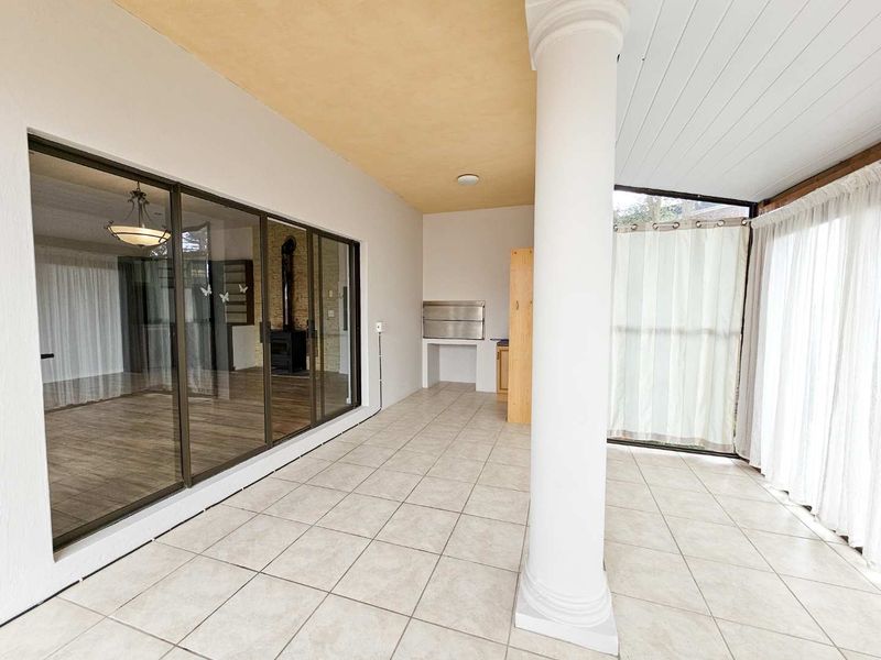Spacious family home for sale in Stilbaai-Wes. - Photo 9
