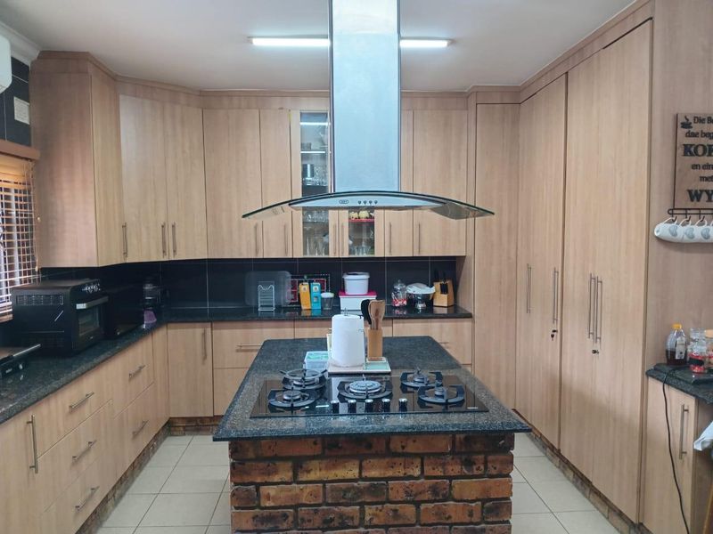 Your Everyday Escape – Space, Comfort & Entertaining Bliss! - Photo 2