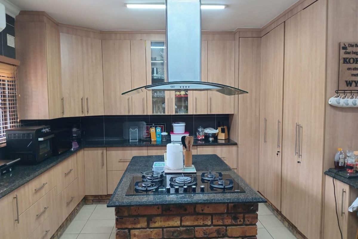 Your Everyday Escape – Space, Comfort & Entertaining Bliss! - Photo 2