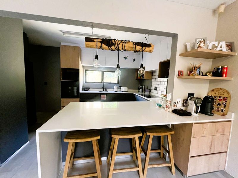 Modern Contemporary Living with Everyday Convenience - Photo 7