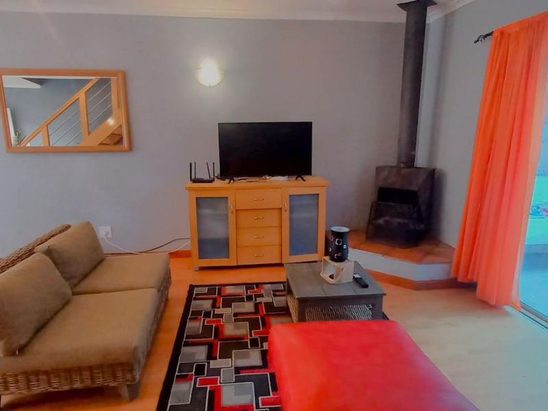 Coastal Living at Its Best in a Sought-After Neighbourhood - Photo 3