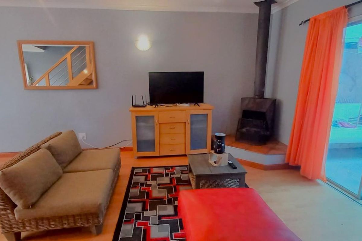 Coastal Living at Its Best in a Sought-After Neighbourhood - Photo 3