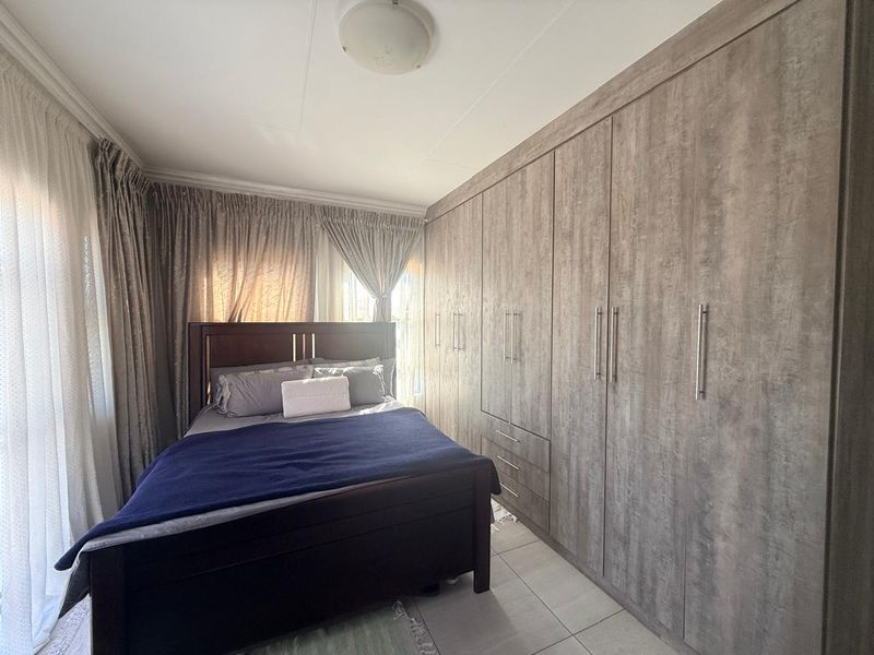 Immaculate 4 bedroom house in Rayton. - Photo 5