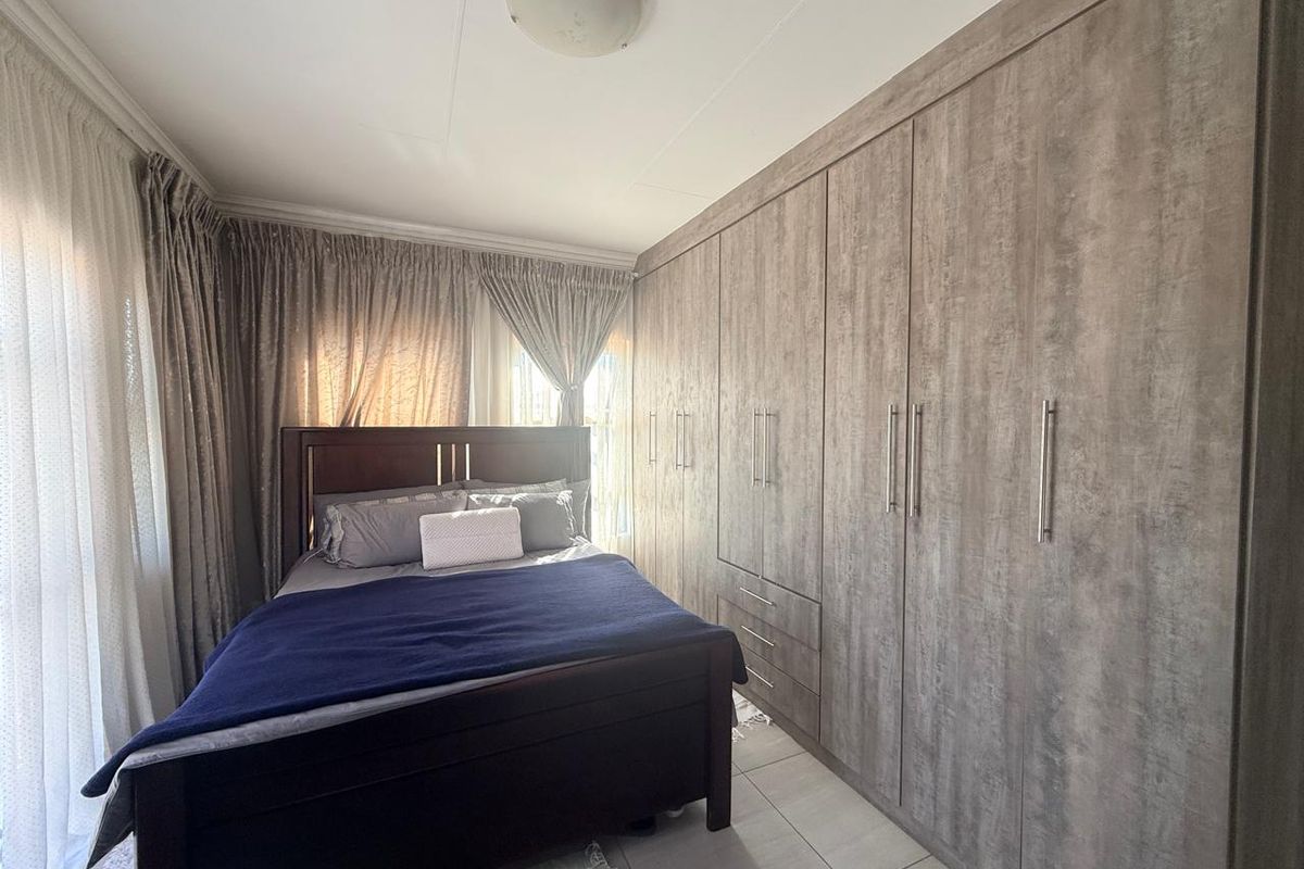 Immaculate 4 bedroom house in Rayton. - Photo 5