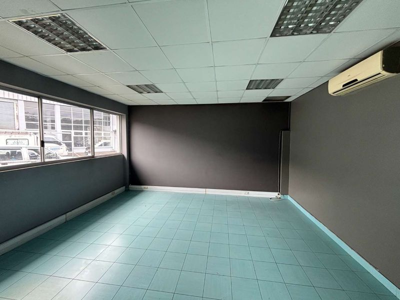 Neat Industrial Unit with Office Component in Secure Business Park - Photo 6