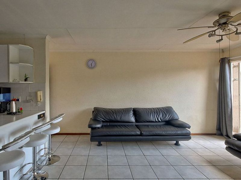 3 bedroom Apartment in Newlands - Photo 3