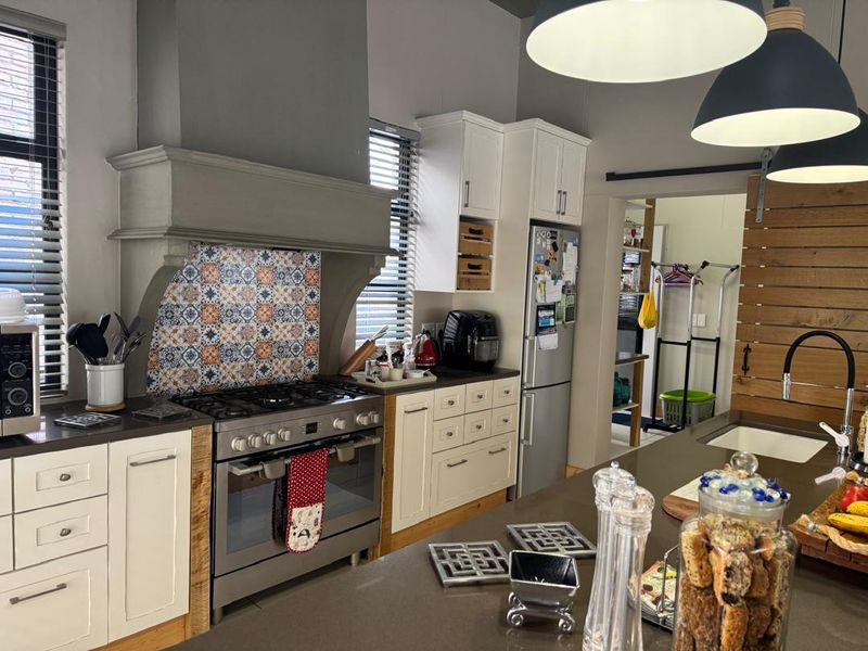 UPMARKET PROPERTY FOR SALE (only 5 units in the complex) - Photo 9