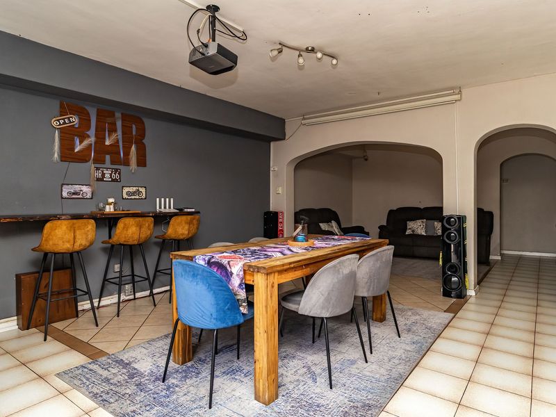 Spacious Townhouse with a Private Garden and Pool Access! - Photo 9