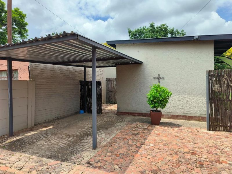 Investment property with a 3 bedroomed home, plus  2 freestanding, self contained flats. - Photo 5