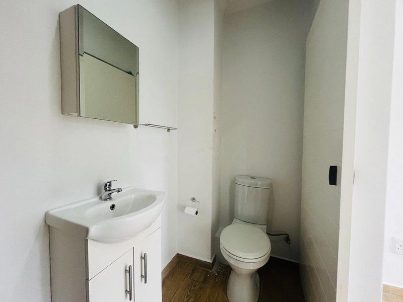 Hendra - Sleek Loft-Style Apartment with Solar Savings and Prime Location! - Photo 8