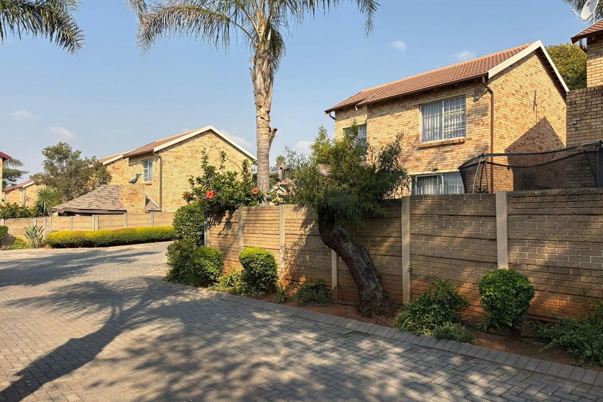 Charming 3 Bedroom Duplex in Allens Neck - Photo 3