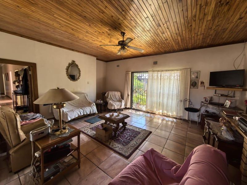 Spacious five bedroom home with flatlet, pool & off-grid features - Photo 2