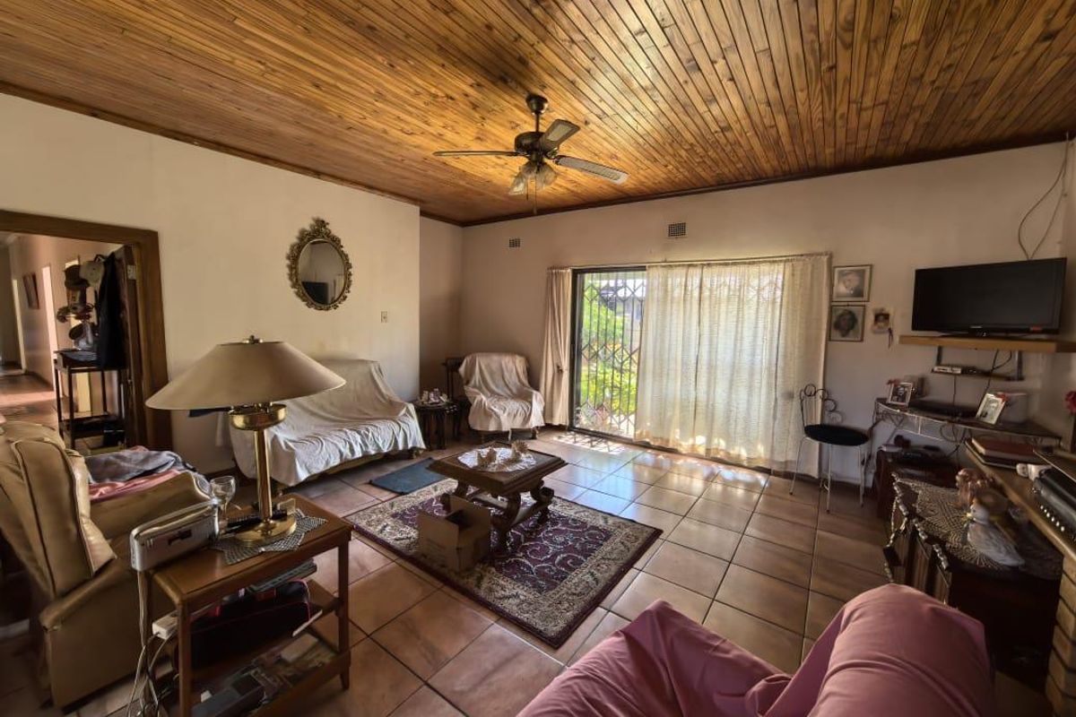 Spacious five bedroom home with flatlet, pool & off-grid features - Photo 2