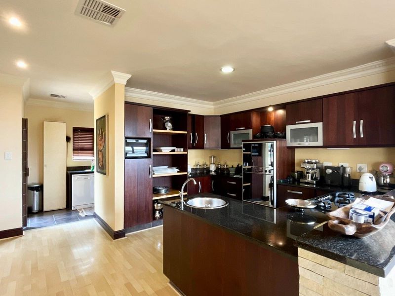 A beautiful, modern family home nestled away in the heart of the La Lucia bowl!! - Photo 9