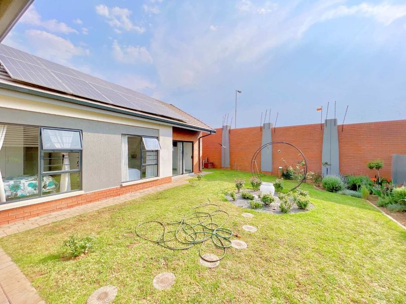 **Modern 4-Bedroom Townhouse in Amberfield - Prime Location Near Amberfield College, Shopping Centers, and Highway Access** - Photo 3