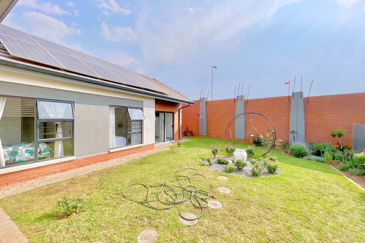 **Modern 4-Bedroom Townhouse in Amberfield - Prime Location Near Amberfield College, Shopping Centers, and Highway Access** - Photo 3