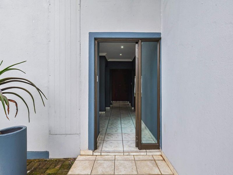 Spacious 4 Bedroom Family Home for Rent in Secure Estate - Photo 3