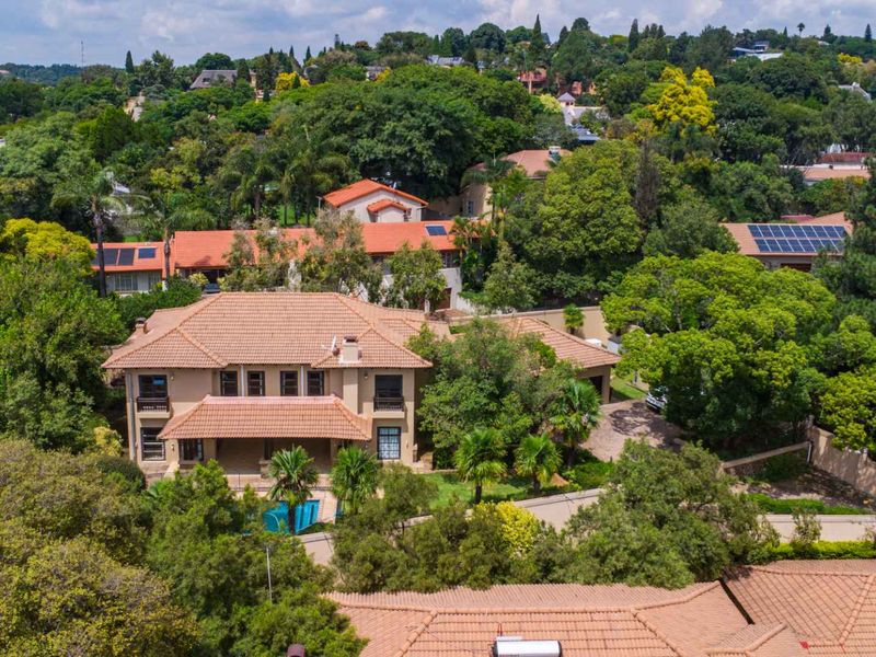 Elegant Family Living with Exceptional Security in Waterkloof Ridge - Photo 4