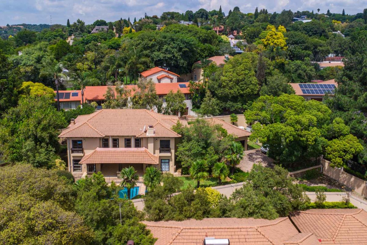 Elegant Family Living with Exceptional Security in Waterkloof Ridge - Photo 4