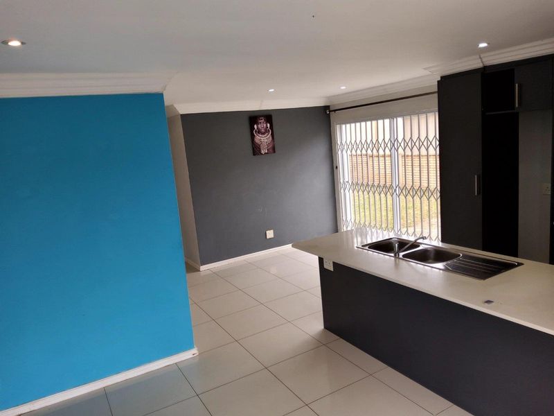 **Spacious 3-Bedroom  Townhouse close to beach in Secure Gonubie Palms Community** - Photo 6