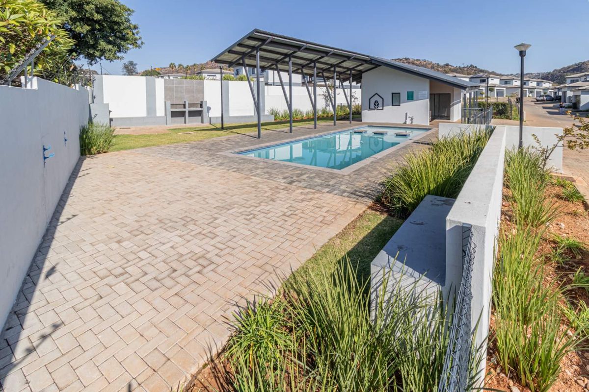 Perfect location and pristine estate home for the larger family. - Photo 5
