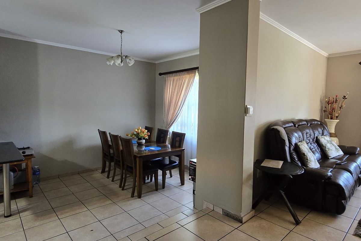 4 Bedroom House for Sale in Rooihuiskraal North - Photo 3