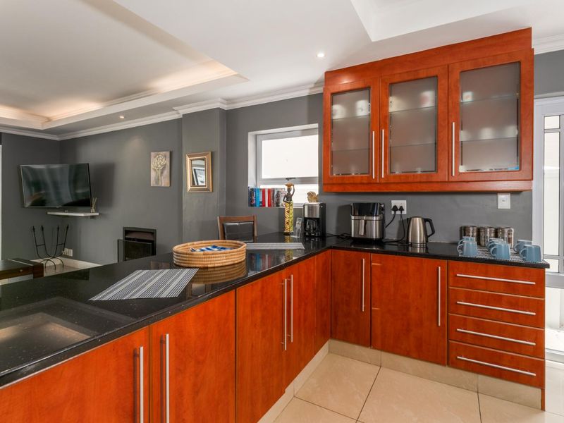 Luxury Investment Property in Hout Bay - Photo 7