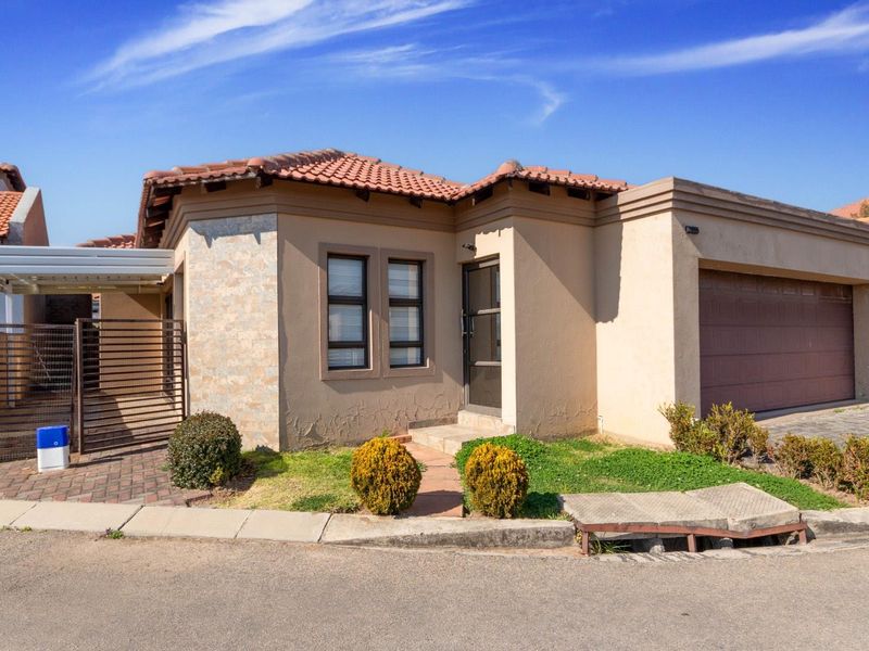 Modern 3 Bedroom House - Photo 2
