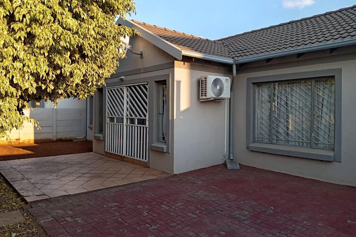 3 Bedroom Townhouse For Sale in Winternest Akasia - Photo 2