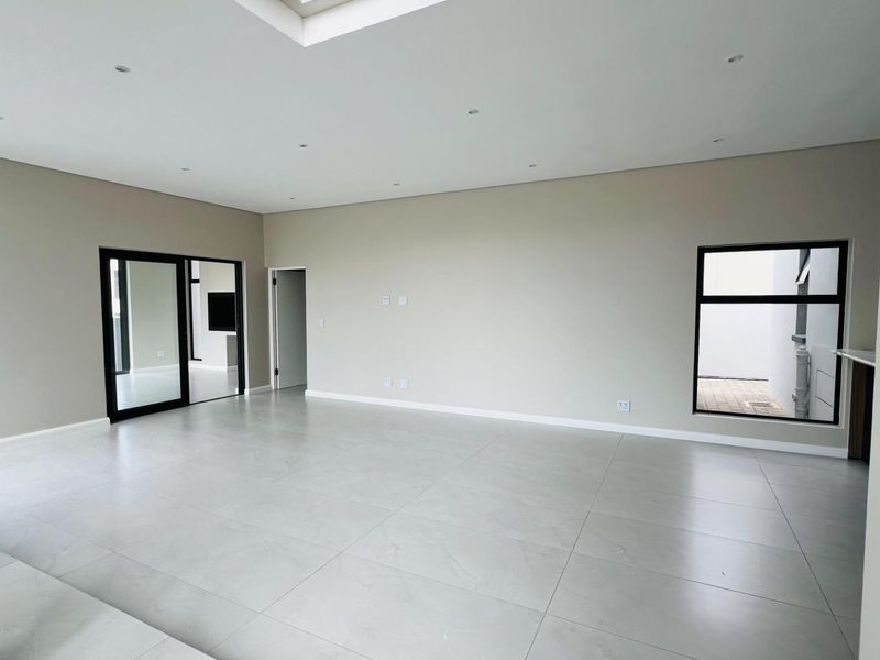 Modern 4 Bedroom Luxury Home in FountainBrook for Sale - Photo 9