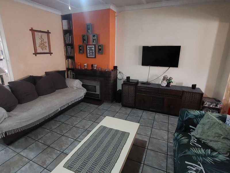 Charming Home with Separate Flatlet & Spacious Backyard - Photo 9