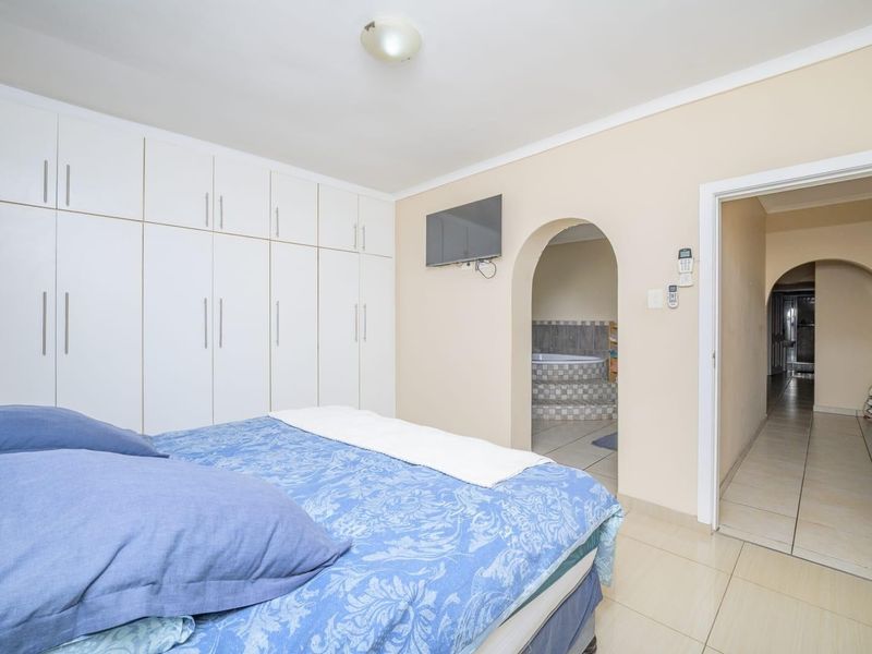 Spacious Ocean View Home with Pool, Sea Views PLUS 1 BED GRANNY COTTAGE! - Photo 9