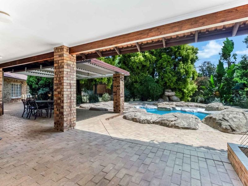A SINGLE-STOREY FAMILY HOME IN A SECURE BOOMED AREA, WITH A MASSIVE GARDEN -  JUST SOUNDS WONDERFUL - Photo 3