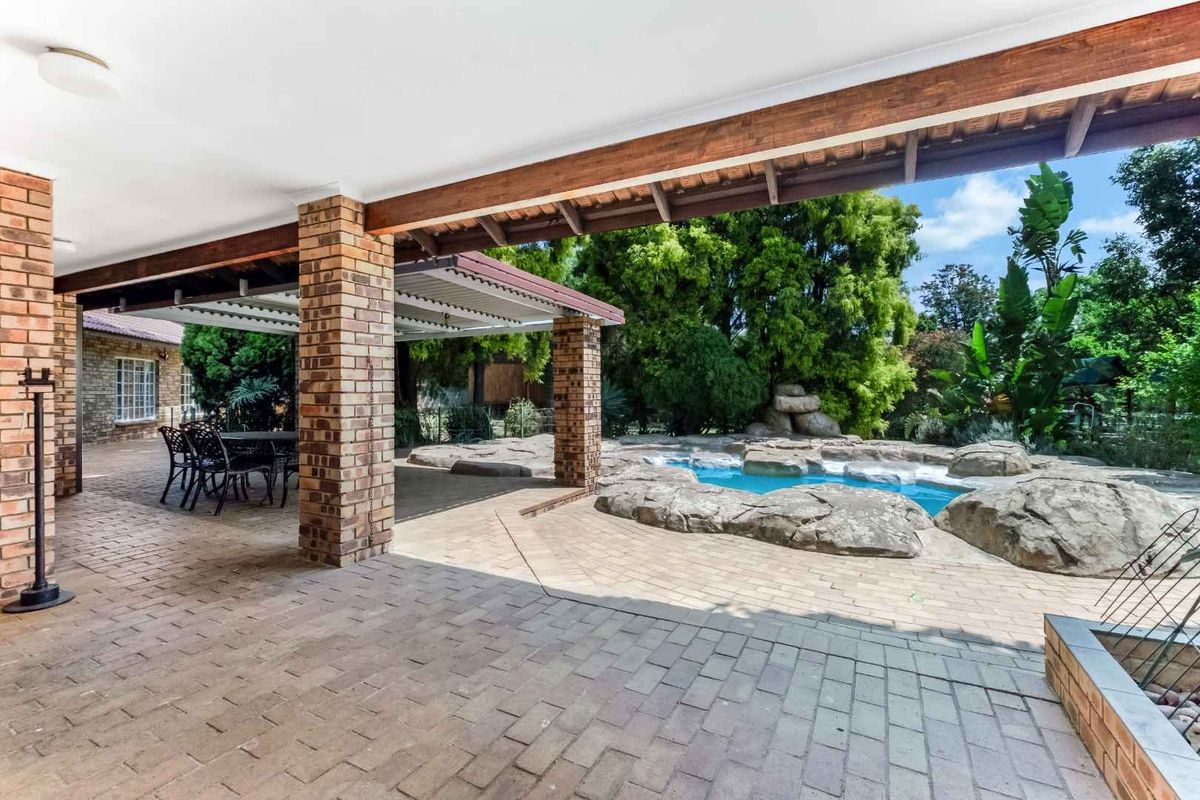 A SINGLE-STOREY FAMILY HOME IN A SECURE BOOMED AREA, WITH A MASSIVE GARDEN -  JUST SOUNDS WONDERFUL - Photo 3