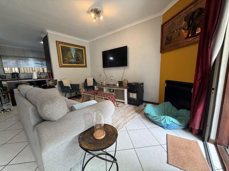 Secure, Cozy & Pet Friendly: Your Ideal Home in a Prime Location! - Photo 6