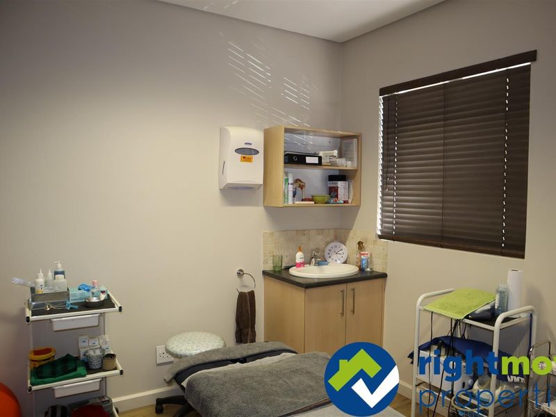 Well maintained unit in Medical Centre complex. - Photo 5