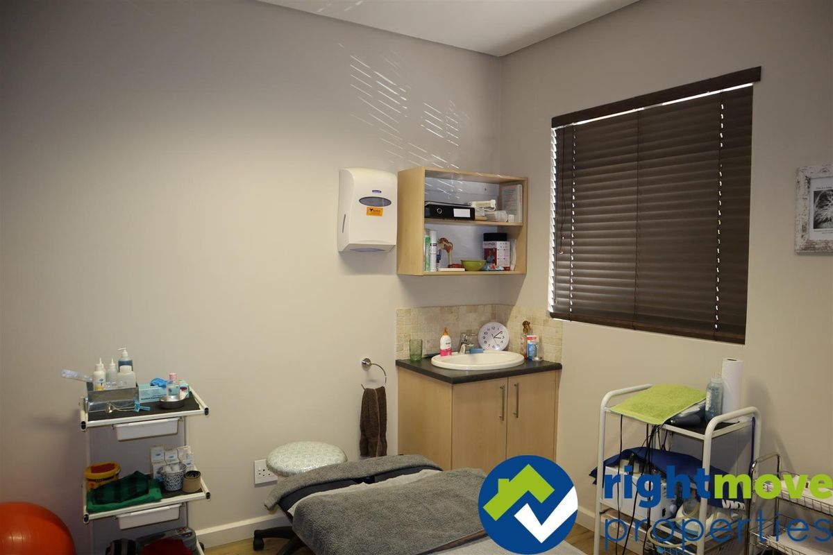 Well maintained unit in Medical Centre complex. - Photo 5