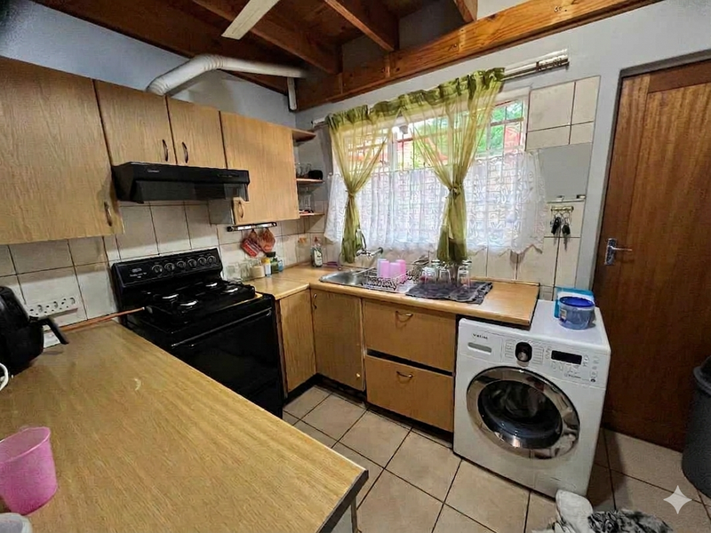 Lovely townhouse in secure guarded complex - Photo 5