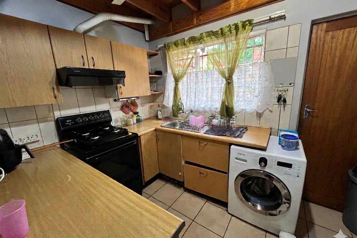 Lovely townhouse in secure guarded complex - Photo 5